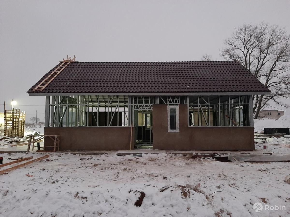 Строящийся двухэтажный дом в коттеджном поселке Новая Константиновка