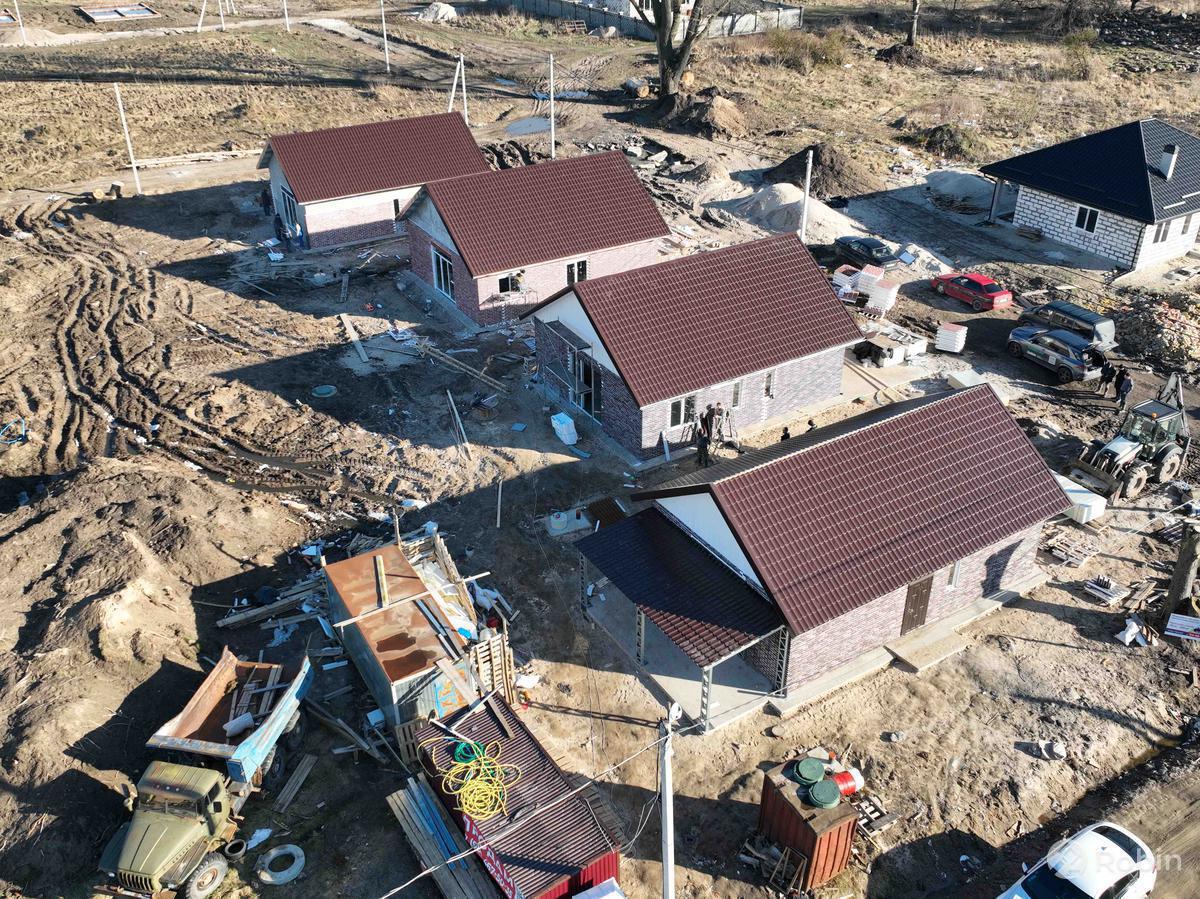 Строящийся двухэтажный дом в коттеджном поселке Новая Константиновка